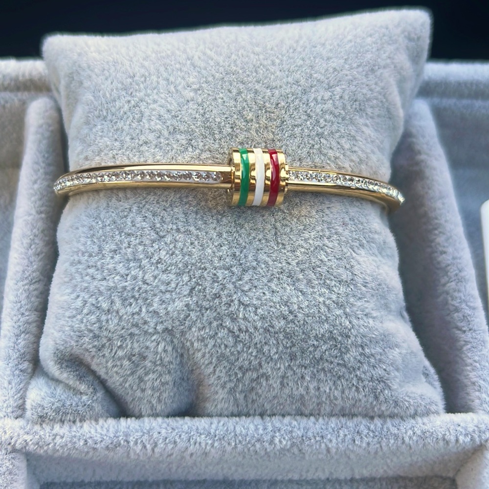 It is new and made of stainless steel in a golden color with zirconia cenitales